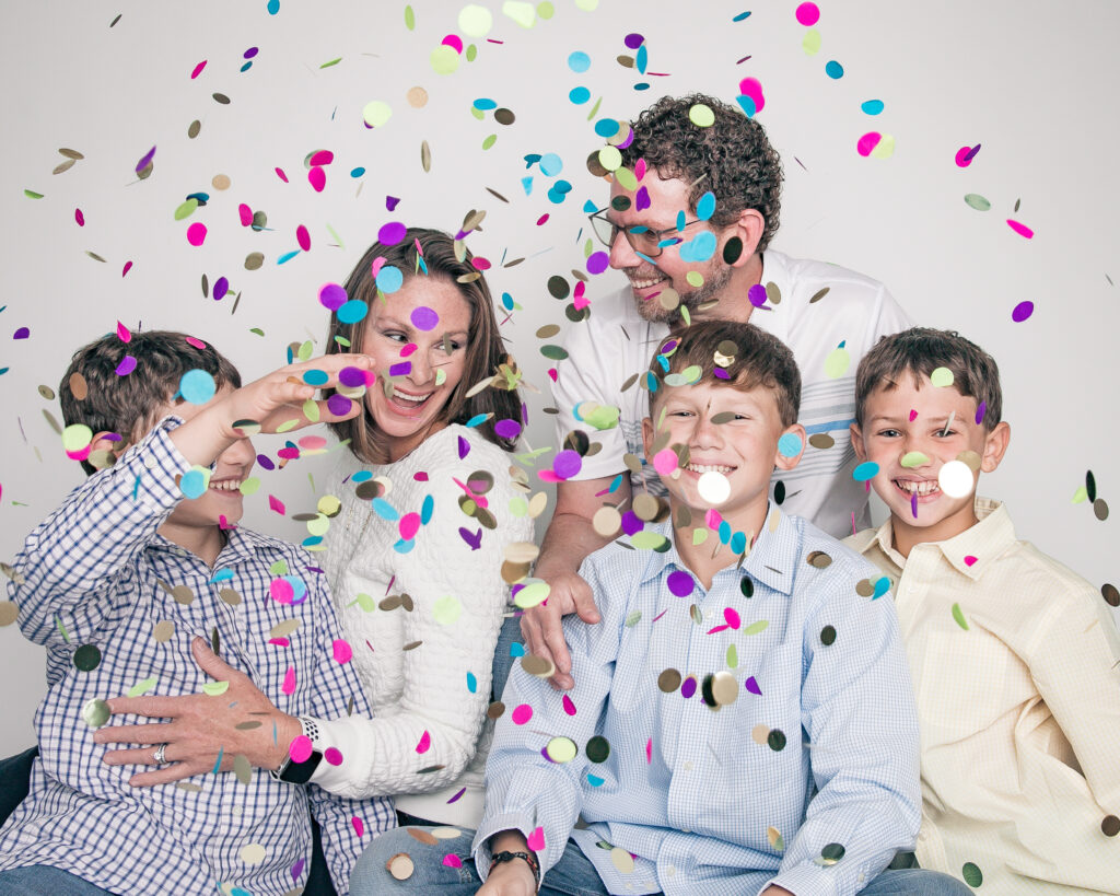 family with 3 kids confett